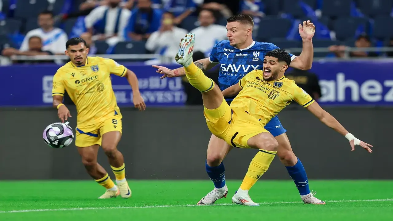 موعد حاسم.. مباراة الهلال والتعاون في الجولة العاشرة للدوري